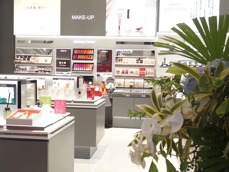 银泰百货首个美妆集合店开业